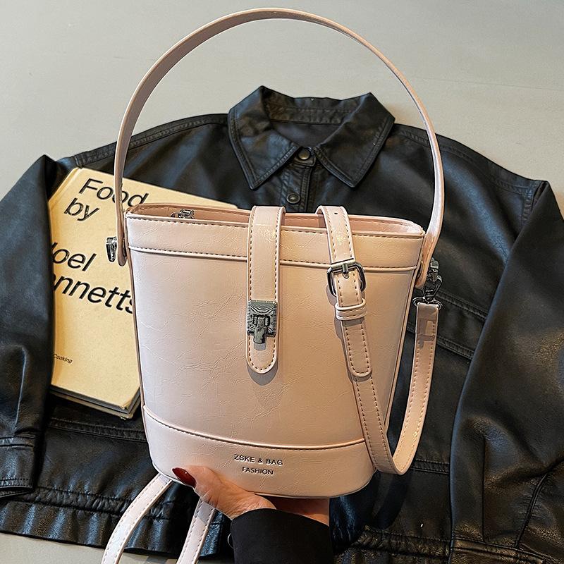 

Spring This year s popular simple bag women s 2025 new retro shoulder crossbody bag casual high-value bucket bag темно-коричневого