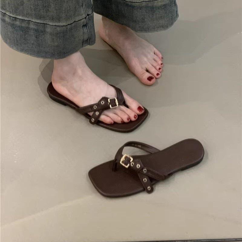 Niche design sense sandals women wear 2025 summer retro belt buckle toe holiday beach flip-flops women