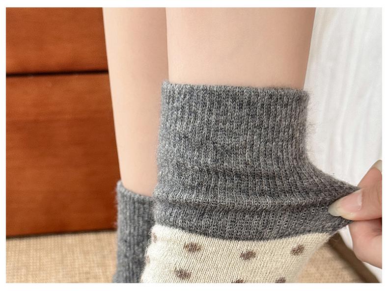 Women's Retro Polka Dot Mid-Calf Cashmere Socks - Warm & Thickened for Autumn/Winter