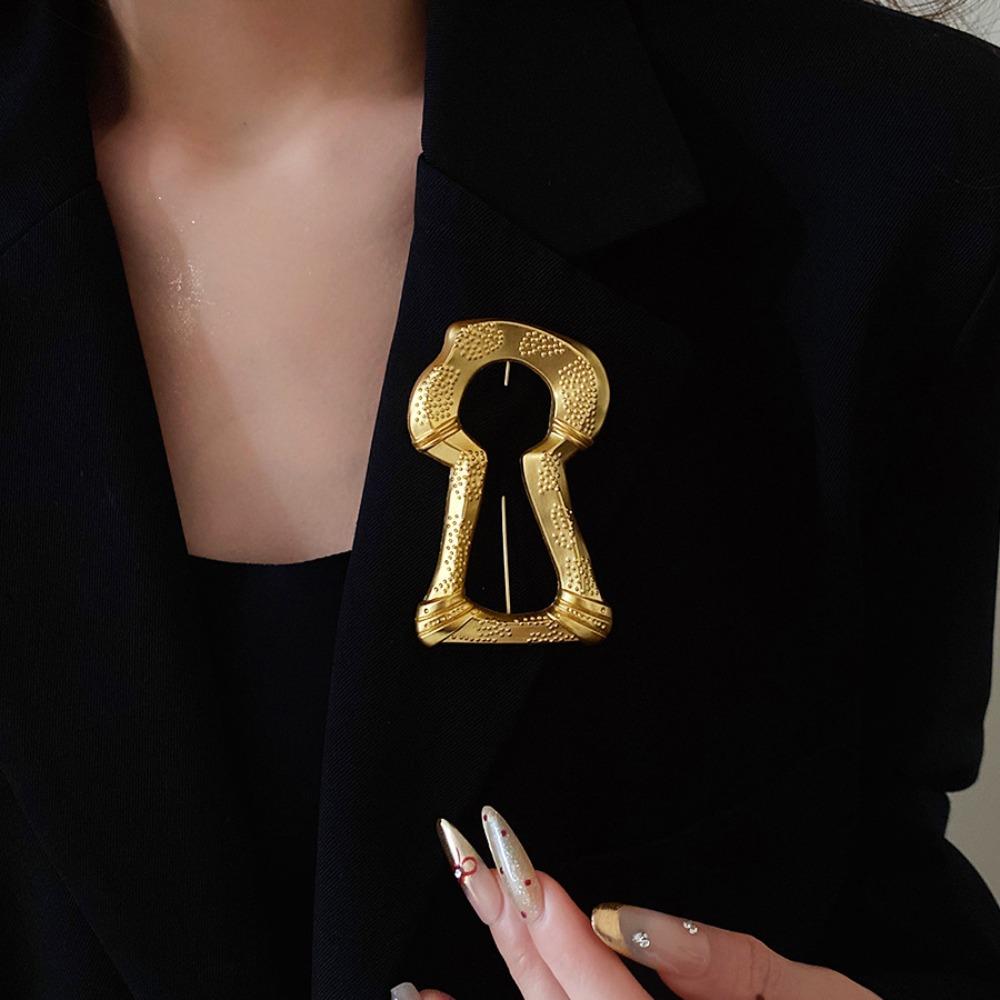 Zinc Zinc Alloy Devil's Eye Brooch Keyhole Shape Banquet Clothes Metal Pin  Clothes Accessories