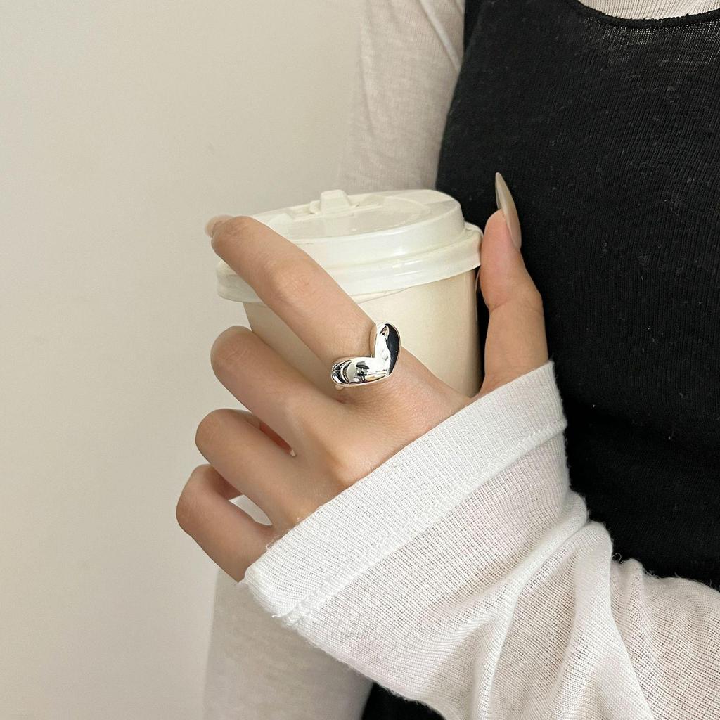 Polished Heart Ring for Women: Versatile Fashion Statement and Trendy Open Finger Design with Unique Niche Style.