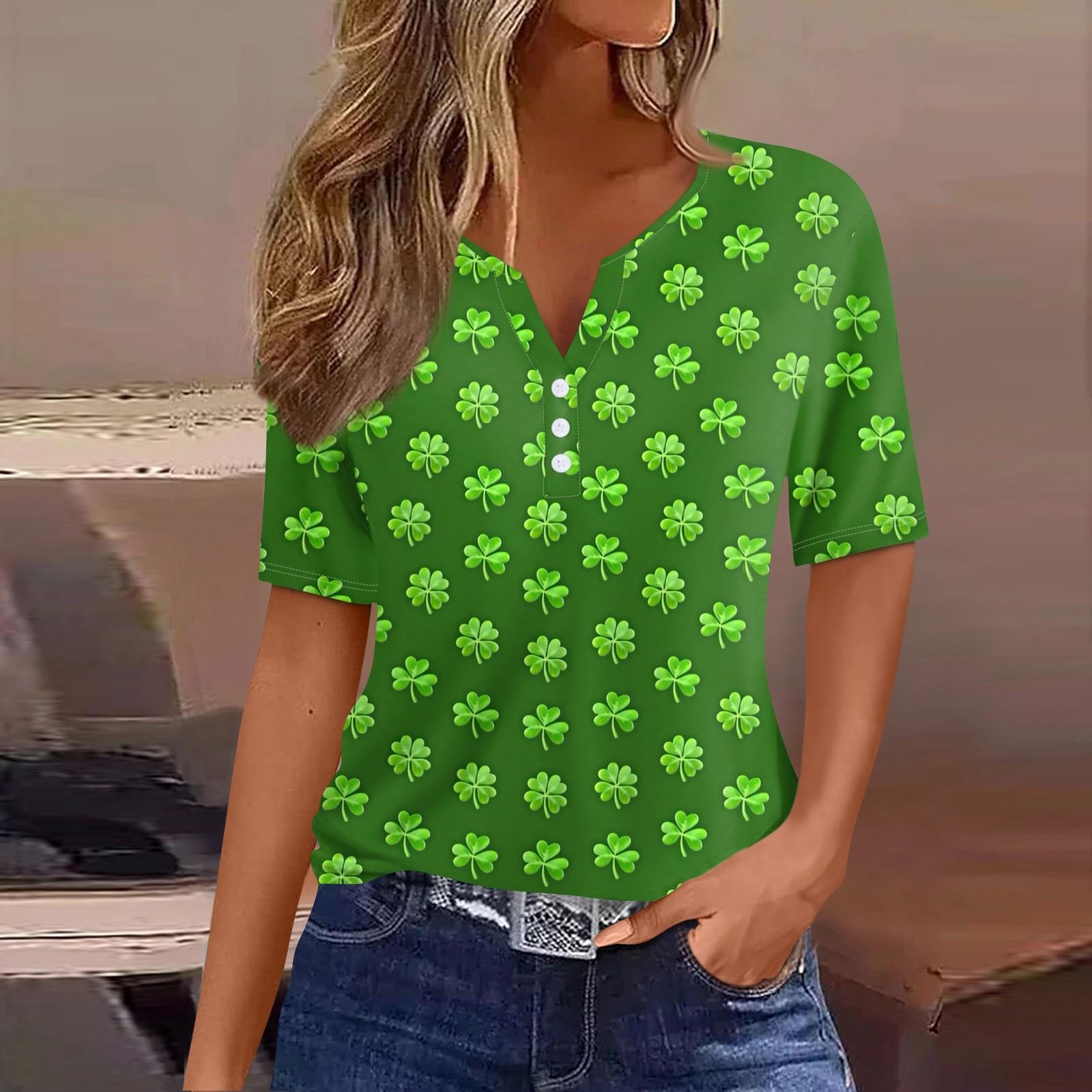 

Женская повседневная одежда St. Футболка с короткими рукавами и V-образным вырезом, декоративными пуговицами и принтом ко Дню Святого Патрика XL