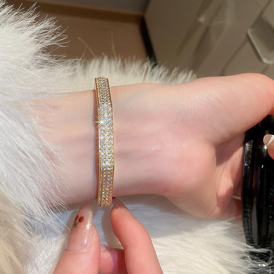 Elegant Geometric Rhinestone Zircon Buckle Bracelet: A Versatile and Luxurious Accessory for Women