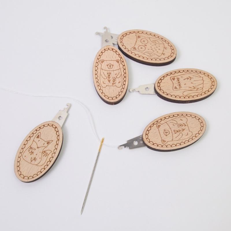 2 Stück Nadeleinfädler mit Tiermuster Sticknadeleinfädler Nadel Einfädelwerkzeug für ältere Bastelbegeisterte