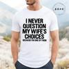 Lustiges Herren-T-Shirt Ich hinterfrage nie die Entscheidungen meiner Frau, Humorvolles Partner-Grafik-T-Shirt, Lässige Mode-Oberteile für Ehemann Geschenk