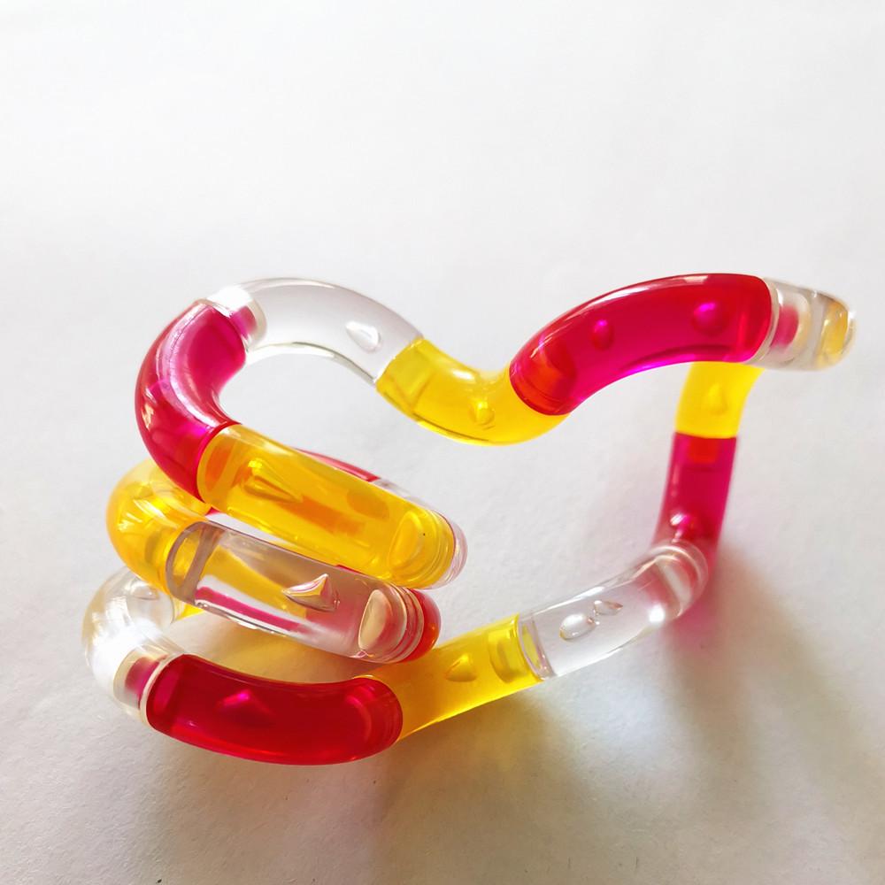 Seven-color Twisty Toy: Stress-relief, Finger Exercise, Relaxation, and Concentration Tool for Kids and Babies.