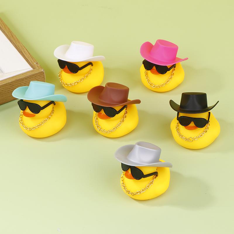 1 Set coole Auto-Accessoires mit Cowboyhut-Halskette und Sonnenbrille Gummi-Enten Auto-Schmuck Enten Auto-Armaturenbrett-Dekorationen