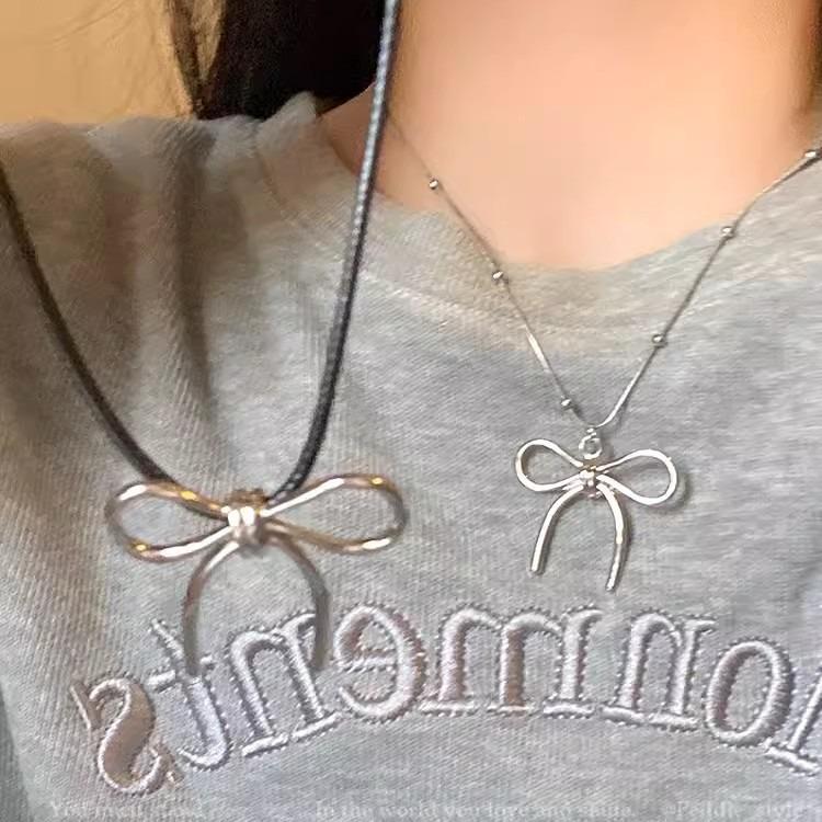 2025 Versatile Beaded Butterfly Necklace for Women - Pearl Clavicle Chain, Retro Style Accessories