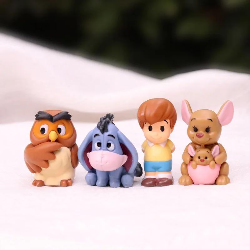10 figurine de acțiune cu Winnie the Pooh, un personaj de desene animate Disney, inclusiv Pooh însuși și prietenii săi