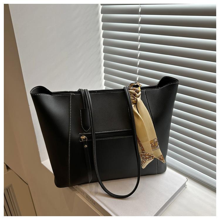 

2025 new fashion trend large capacity tote bag women s shoulder handbag retro commuter bag