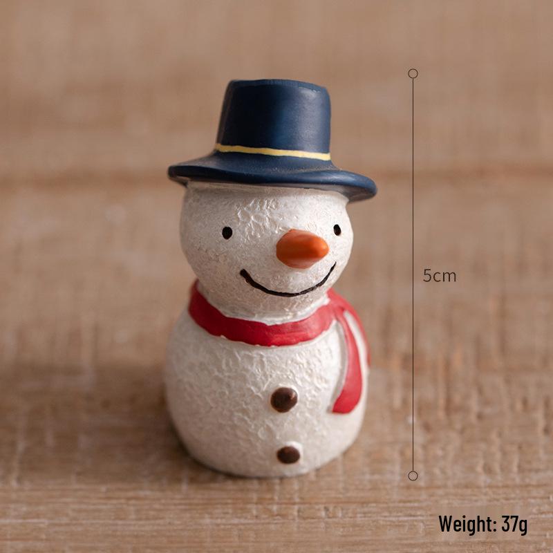 Creative Christmas Tree Decor: Wooden House Ornaments & Family Pendants