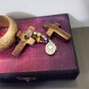 Cross My Heart Presente de encorajamento Cruz de madeira portátil com coração epóxi para carregar no bolso Suporte emocional