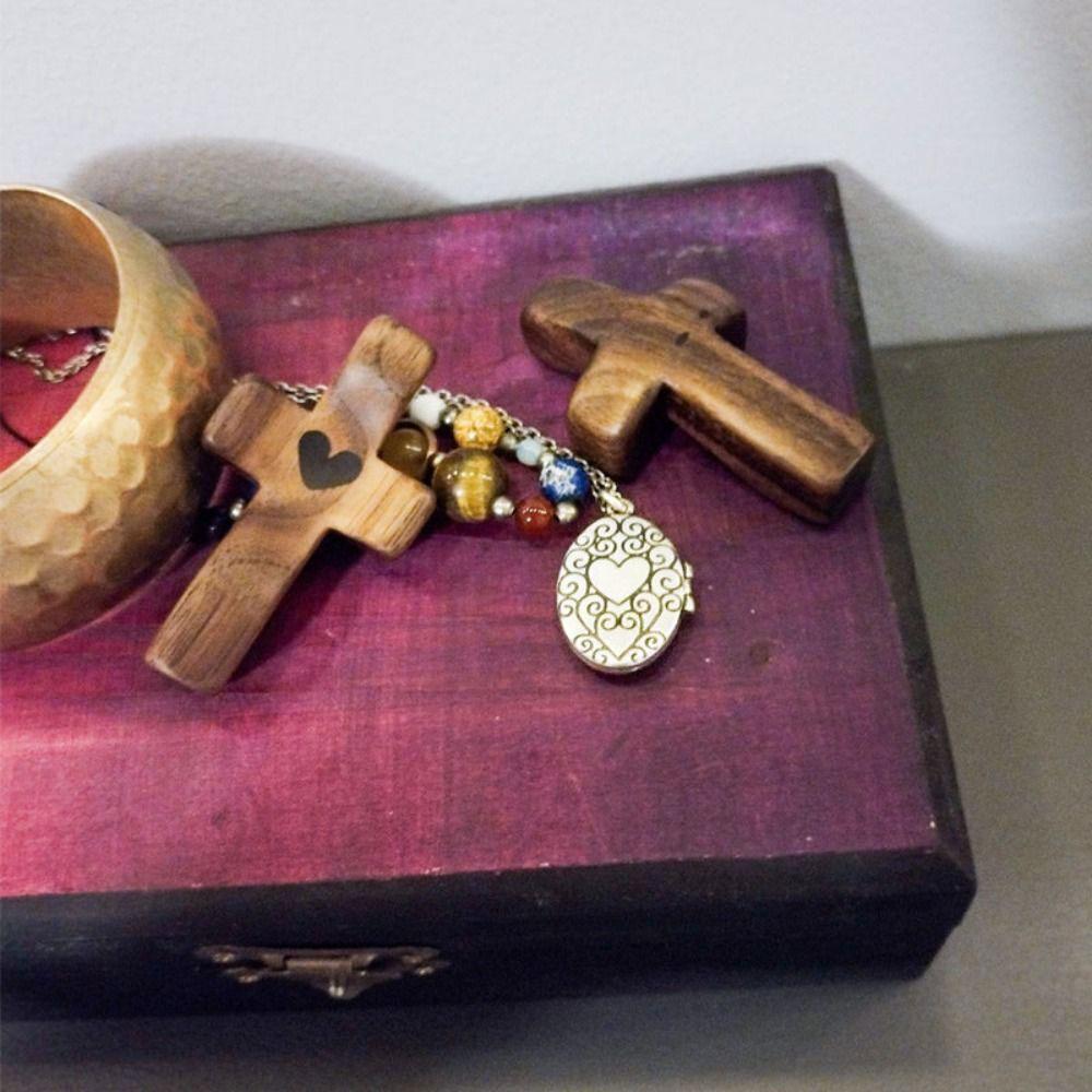 Cross My Heart Presente de encorajamento Cruz de madeira portátil com coração epóxi para carregar no bolso Suporte emocional