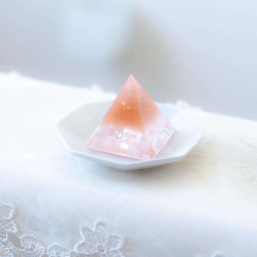 This set includes a hexagram-charmed octagonal plate with rose quartz pyramid, perfect for warding off evil spirits and promoting feng shui. Also