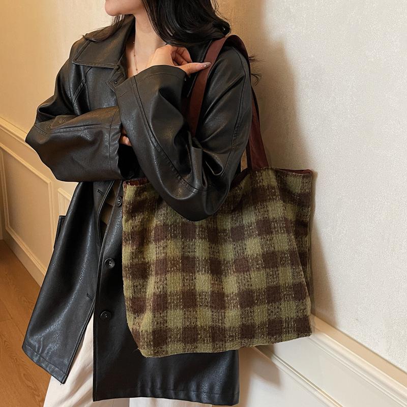 2025 New Trend Autumn and Winter Fashion Plaid Large-capacity Shoulder Bag Korean Version Versatile Retro Commuter Messenger Bag