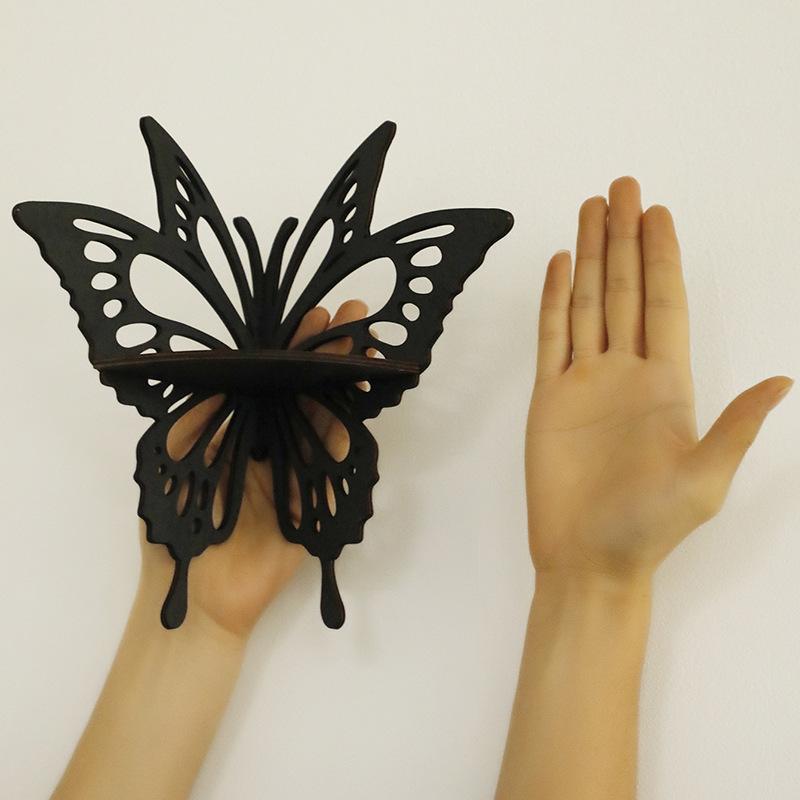 Schwarzes Wandregal aus Holz mit Schmetterlingskristallen