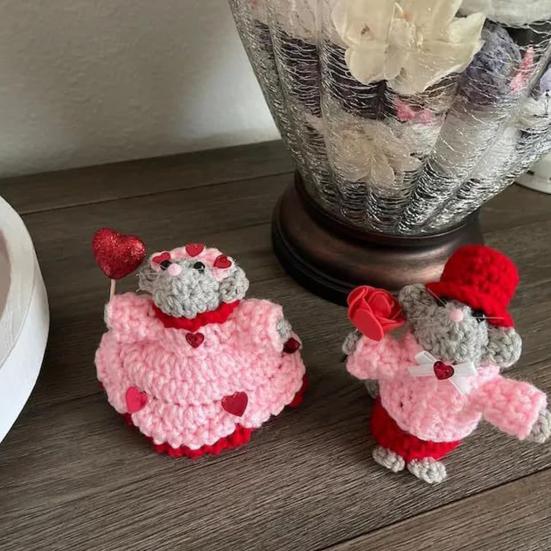 1 Pair Crocheted Mouse Couple Handmade Crochet Mice Ornaments Valentine's Day Decor Mice Doll for Desk Mantel Bedside Table