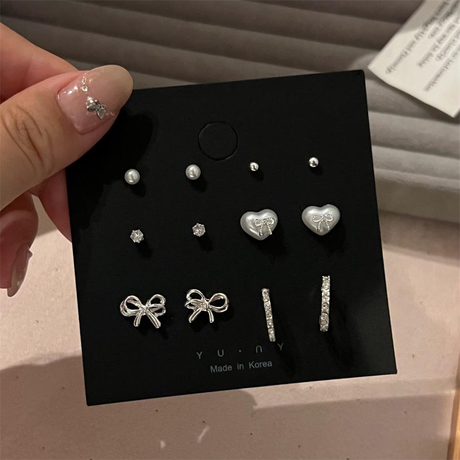 

Корейский набор мини-серег-пусетов в форме бантиков с жемчугом и C-образных - Элегантная повседневная носка