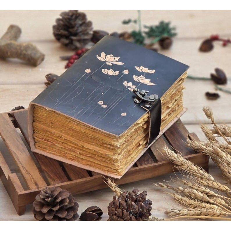 

Кожаный блокнот ручной работы | Цветочный скетчбук | Журнал для записей | Винтажный дневник с замком 7 x 5 in - 200 Page