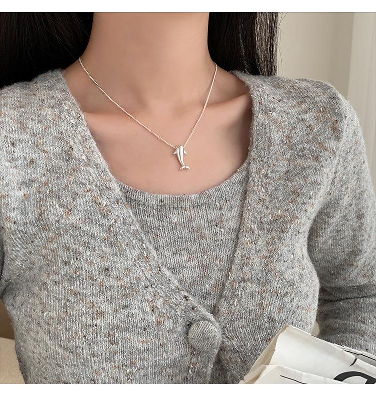 Cartoon Dolphin Pendant Necklace for Women - Small, Lightweight, Fashionable, Niche Design, High-End Clavicle Chain.