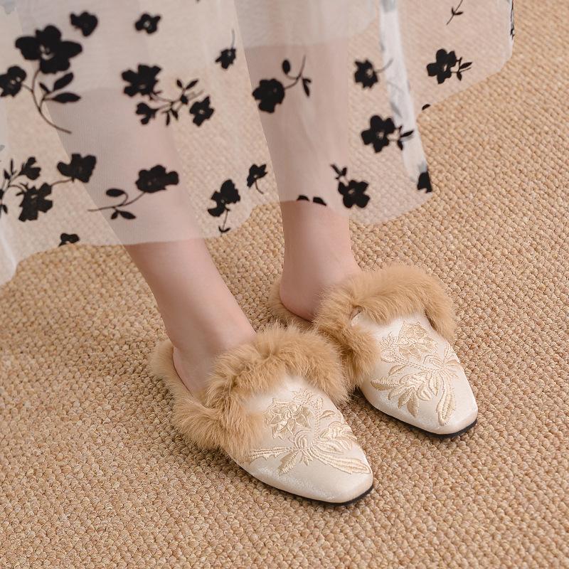 558-28 Autumn and winter 2025 Autumn women's velvet soft-soled cotton slippers Embroidered slippers Hanfu shoes Embroidered shoes Hot models