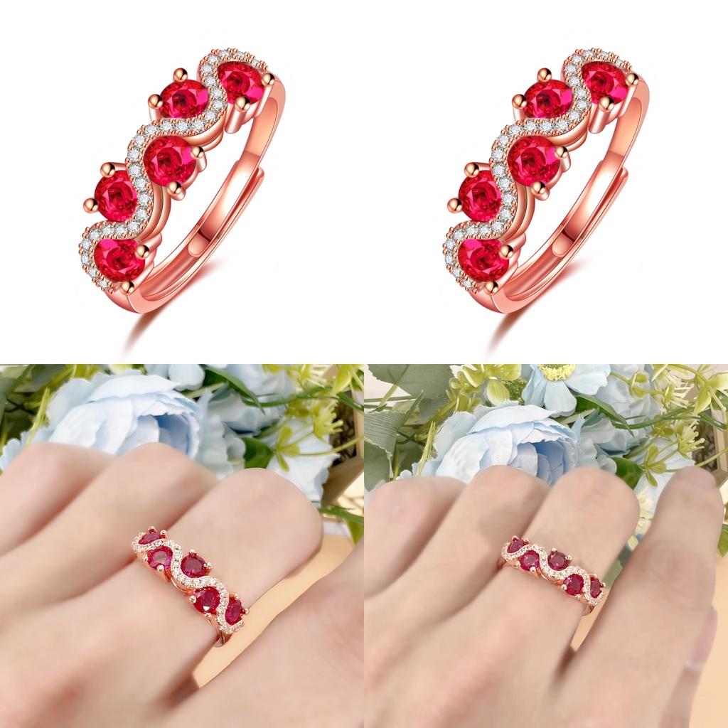 Bague tendance en diamant rouge de couleur or rose, style géométrique avec un design torsadé entrelacé