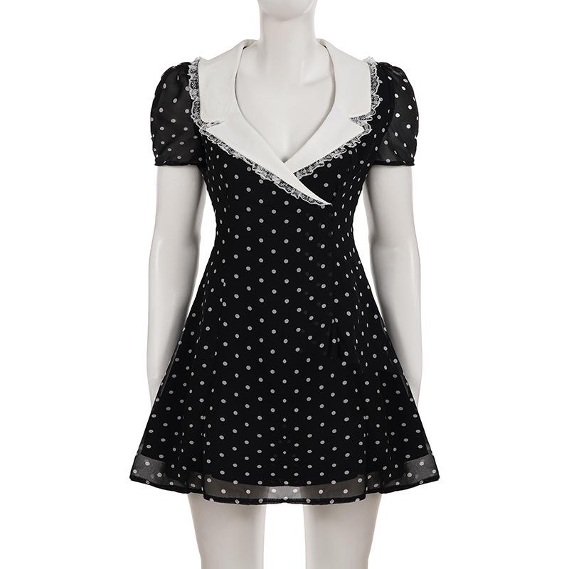 Šaty ve stylu Hepburn s puntíky, krajkou, výstřihem do V a áčkovou sukní: Úzká, elegantní krátká sukně