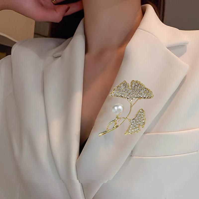 Retro Elegant Ginkgo Leaf Faux Pearl Brosjer for kvinner Temperament Enkel og allsidig brosje Blomster Brosjer Pin Party Bryllup Smykker Gave