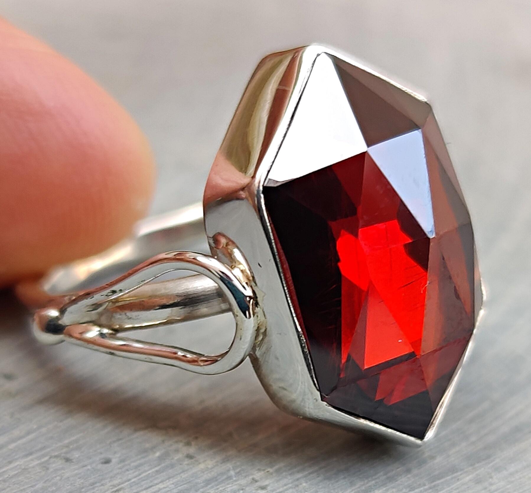 

Дизайнерское кольцо с гранатом, серебро 925 пробы, кольцо с драгоценным камнем, украшения ручной работы, подарок для нее в стиле бохо, кольцо с камнем 12.5