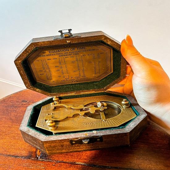 

Компас в викторианском стиле с маятником и солнечными часами