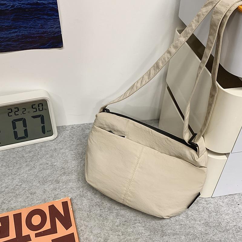 Nylon cloth bag women's summer new casual and lightweight shoulder bag versatile sports style messenger bag