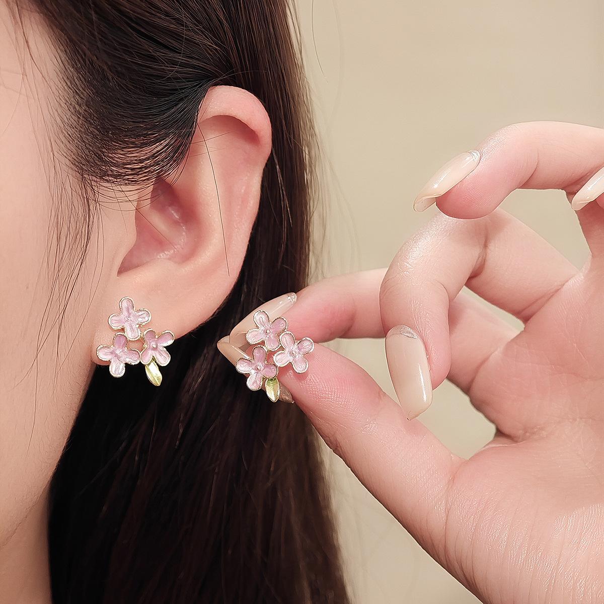 Серьги-гвоздики Mori с цветами нежно-розового цвета Нишевый дизайн Высококачественные серьги Свежий французский праздничный стиль