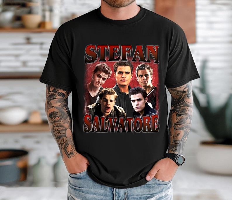 T-shirt Stefan Salvatore Retrò Camicia Retrò Stefan Salvatore Merchandising The Vampire Diaries Camicia Retrò Regali di Compleanno