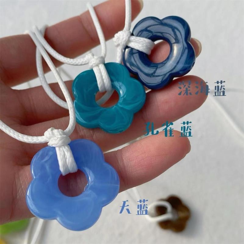 Unique Hollowed-Out Flower Pendant Necklaces Acrylic Material Flower Jewelry Pendant Choker Suitable for Any Occasion