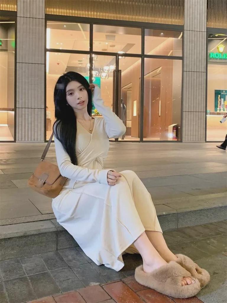 Women's Plus-Size French V-Neck Knit Dress - Autumn Slimming Waist Long Skirt