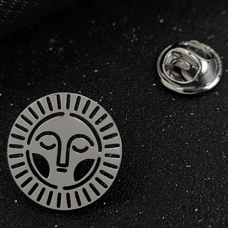 

Abstract Evil Queen Brooch Cufflinks Exaggerated Funny Fun Personalized Design Clothing Assembly Accessories 14k