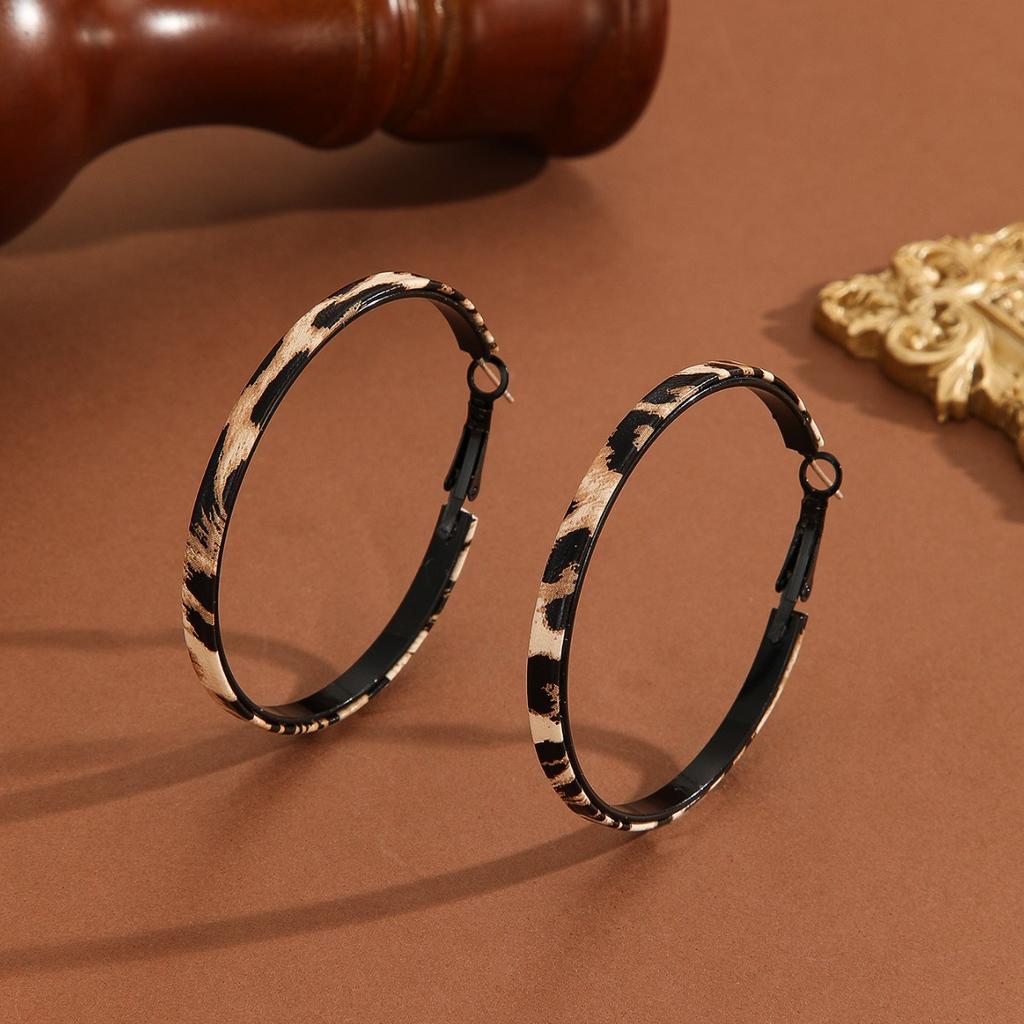 Exaggerated Leopard Print Artificial Leather Earrings, Featuring An Individualistic Ear Design and A Trendy, Niche Style.