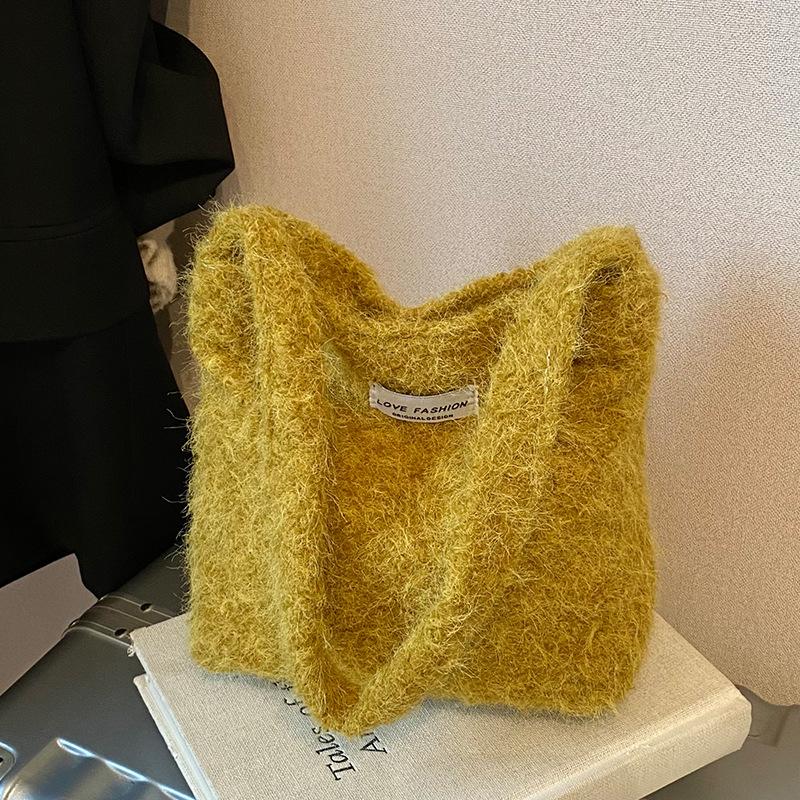 Denne årets populære bøtteveske dame 2025 allsidig stor kapasitet plysj skulderveske myk lodden underarmsveske dame