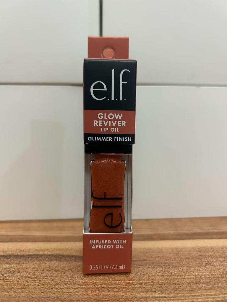 Cross Elf Farbiges Lipgloss Glow Reviver: Göttisches Wein-Lippenöl mit feuchtigkeitsspendendem und pflegendem Schimmer.