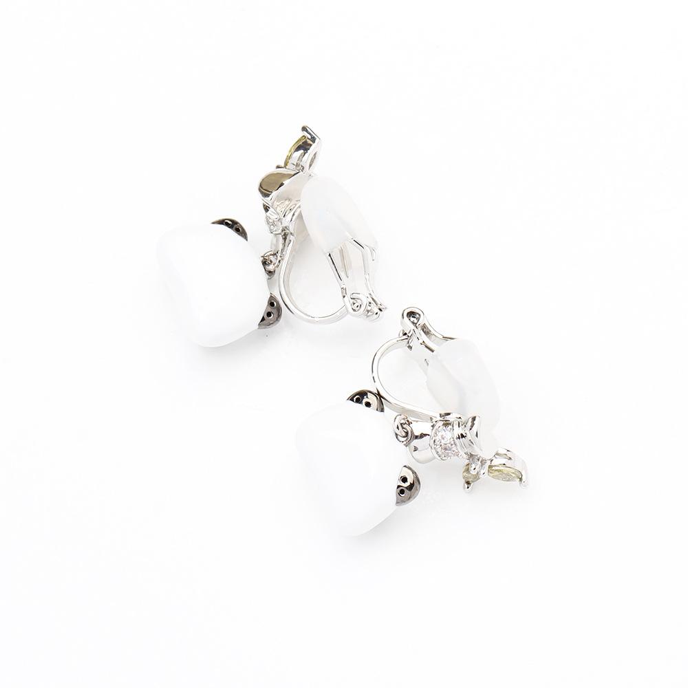 Cute and cute oil-dripping panda earrings, gold-plated and diamond-encrusted versatile earrings, women's versatile and childlike earrings.