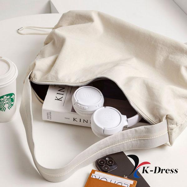 Modern axelväska i nylon med sidveck (2 färger)