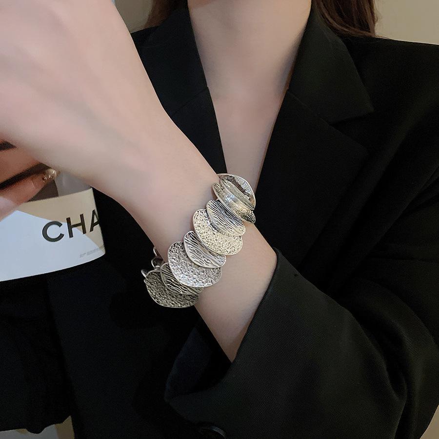 Bracelet rétro style cour incrusté de diamants roses: Bracelet de mode de luxe pour femmes