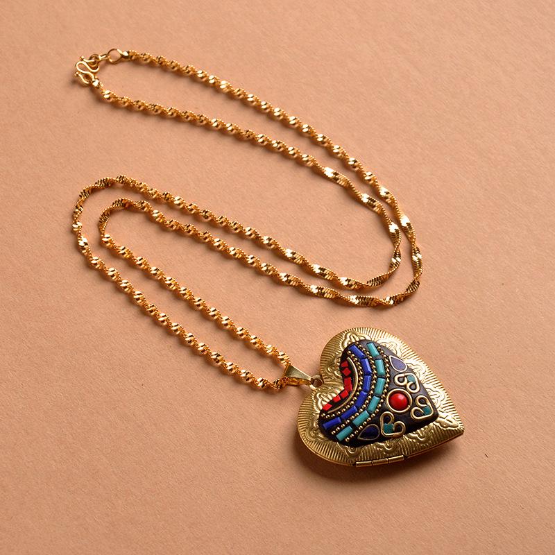 

Вайрочана Желтый Тибетский Амулет: Латунное колье-подвеска в виде коробки с полым дизайном Джамбхалы и Авалокитешвары