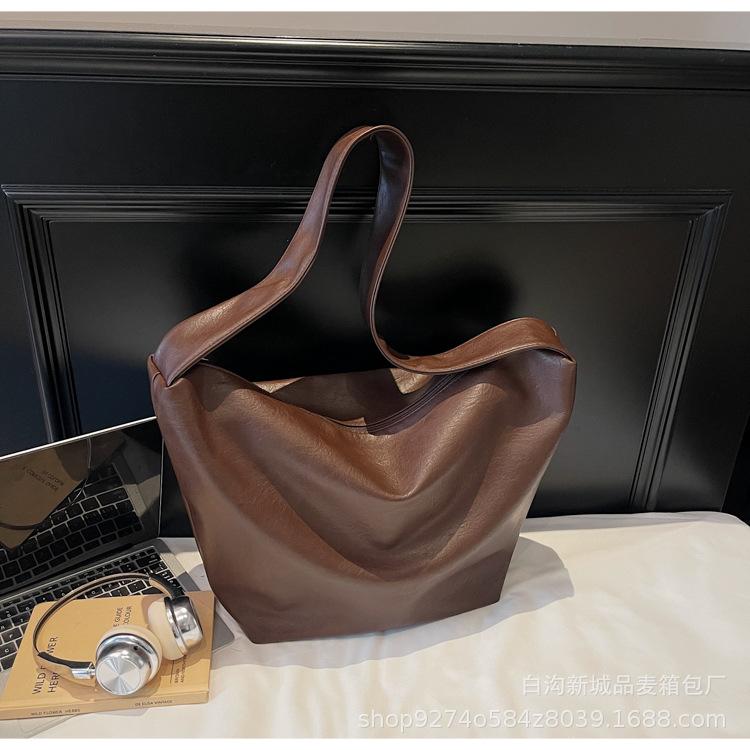 

Casual commuter shoulder bag large-capacity bag women s 2025 new retro messenger bag fashionable versatile tote bag tide темно-коричневого кольору