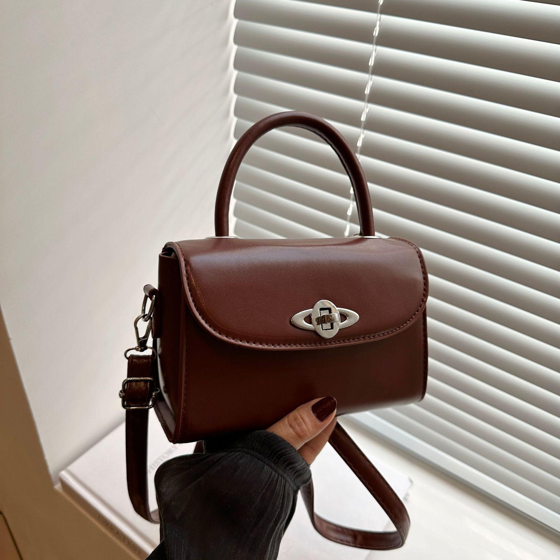 

This year s popular bag women 2025 new summer Internet celebrity explosion fashion versatile embroidered shoulder messenger bag niche темно-коричневого