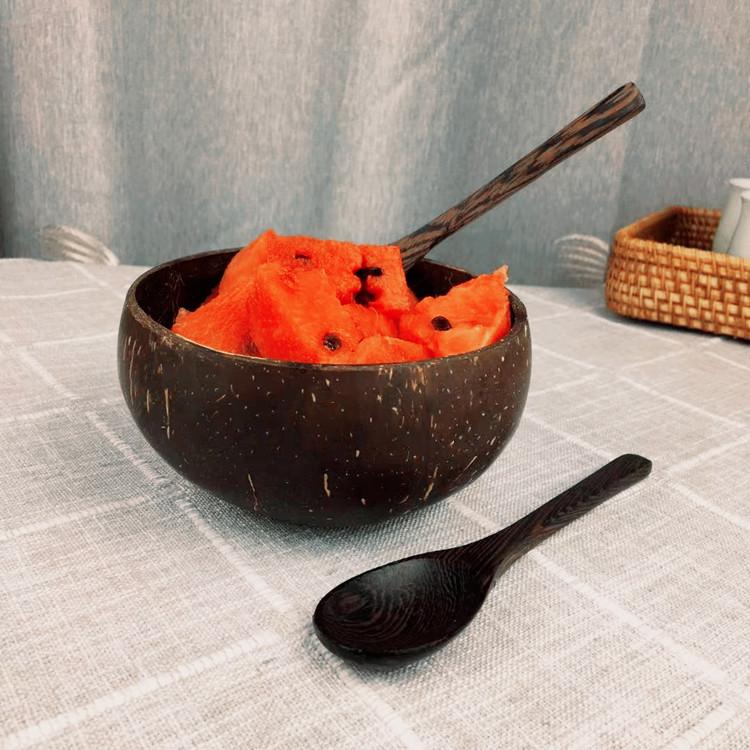 Miska z łupiny kokosa na owsiankę, sałatki, smoothie i lekkie potrawy