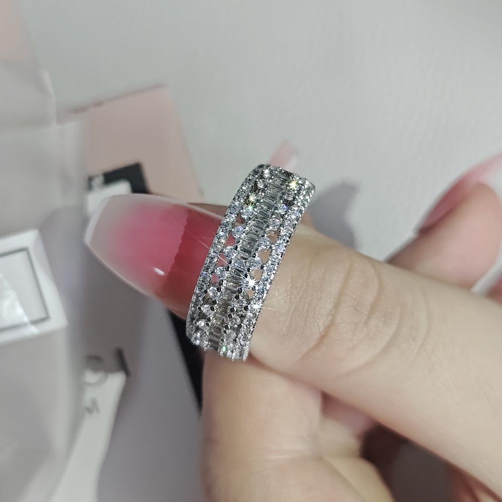 Exquisite Women's Copper-Plated White Gold Openwork Ring
