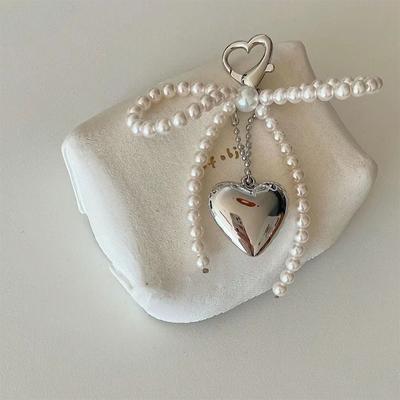 Jemný korálkový přívěsek na klíče Ručně vyráběný přívěsek na klíče ve tvaru perlové mašle Klíčenka ve tvaru srdce Ornament s perlami Dekorace na tašky na telefony