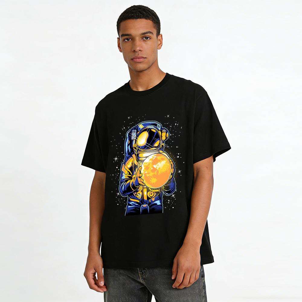 Cool Astronaut Holding Moon Graphic Casual Unisex T-Shirt Pure Cotton T-shirt