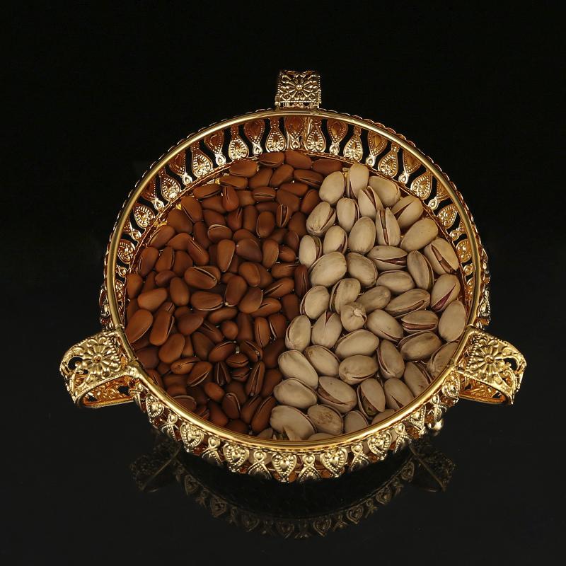 A metal fruit basket, European style large food, snacks, candy storage tray, exquisite craft tableware.